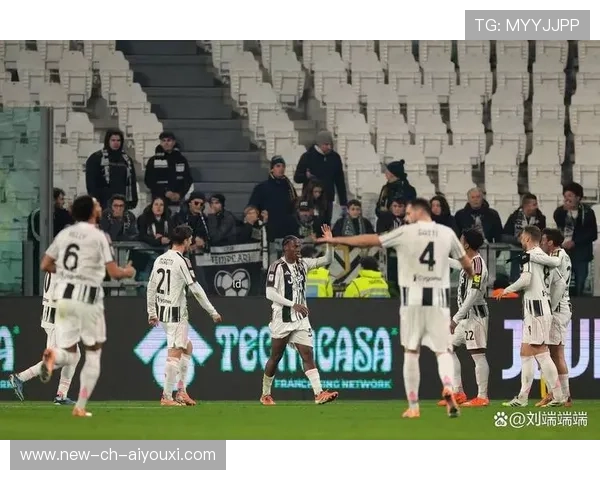 尤文边路下底传中造成禁区混乱